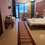 Chrysorama Rooms-golden Vision